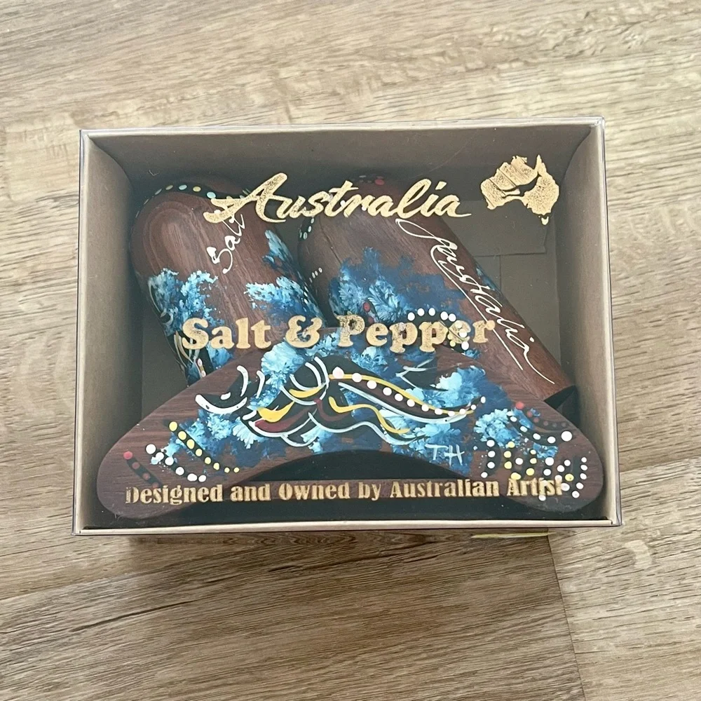 VTG NIB Finecraft Australia Art Hand Painted Wooden‎ Salt Pepper Shakers w Stand